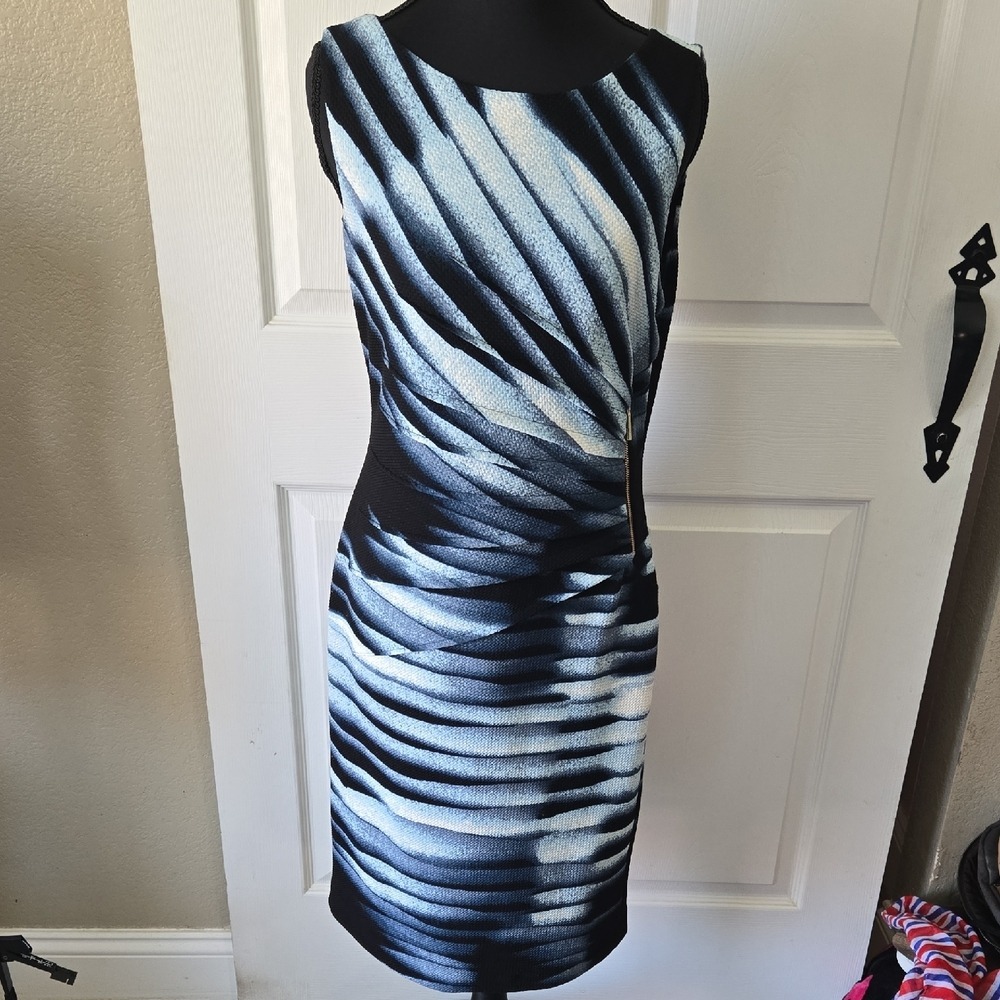 Ivanka‎ Trump Blue Black Abstract Print Side Zip Ruched Sheath Dress Size 6